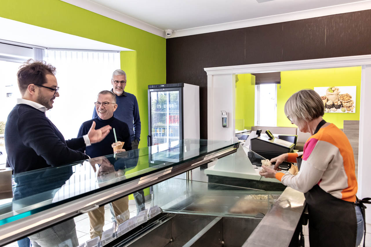 Sam, Aloys en Bart bij toonbank ijssalon
