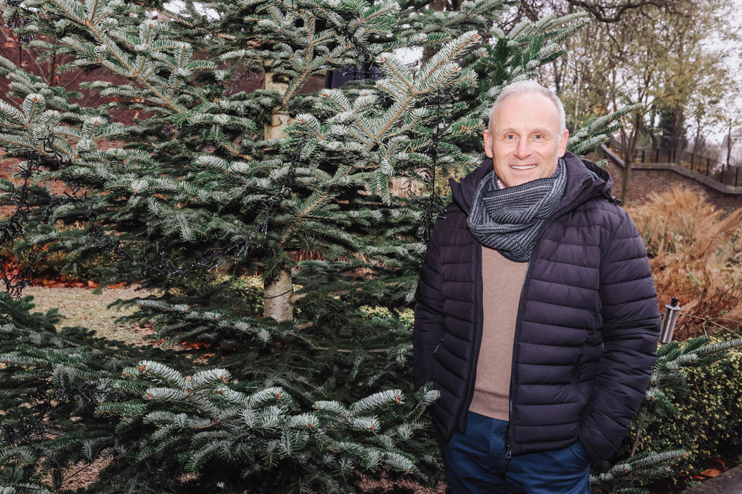 Jeroen Hendriks bij dennenboom