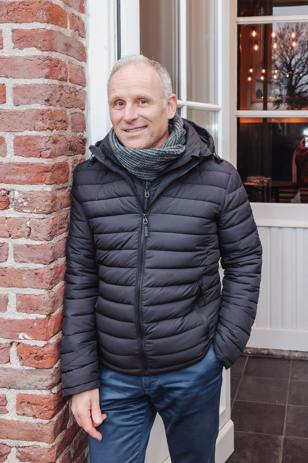 Jeroen Hendriks leunend tegen muur