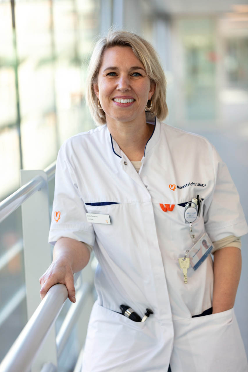 Mayke Oosterloo -staand