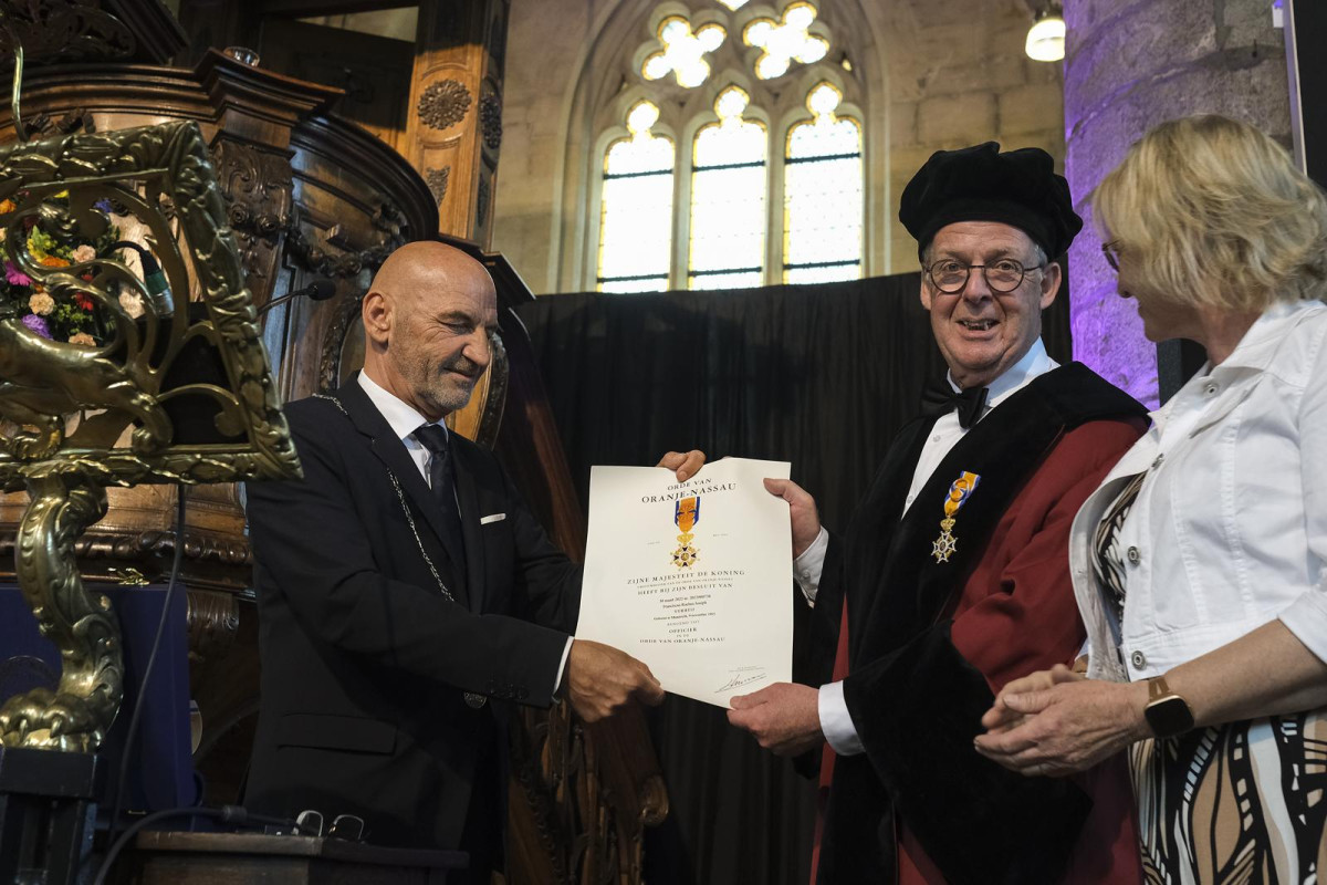 Frans Verhey ontvangt Koninklijke Onderscheiding van burgemeester Daan Prevoo