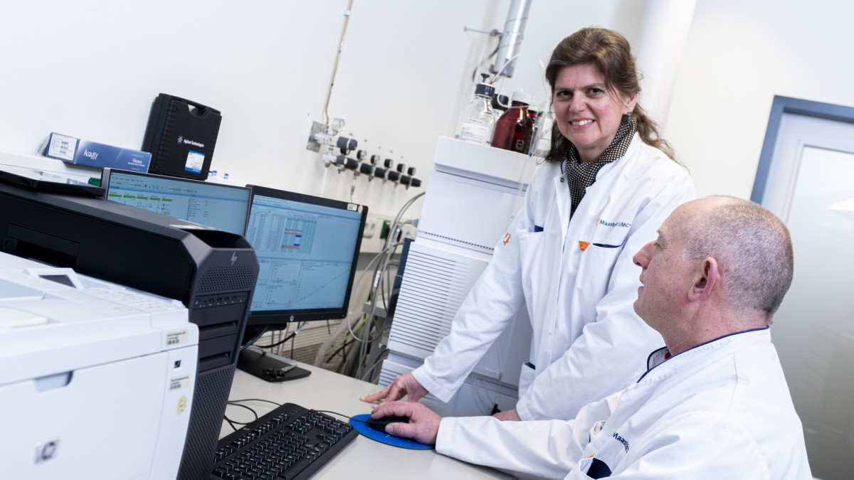 Irene Körver in het lab met collega