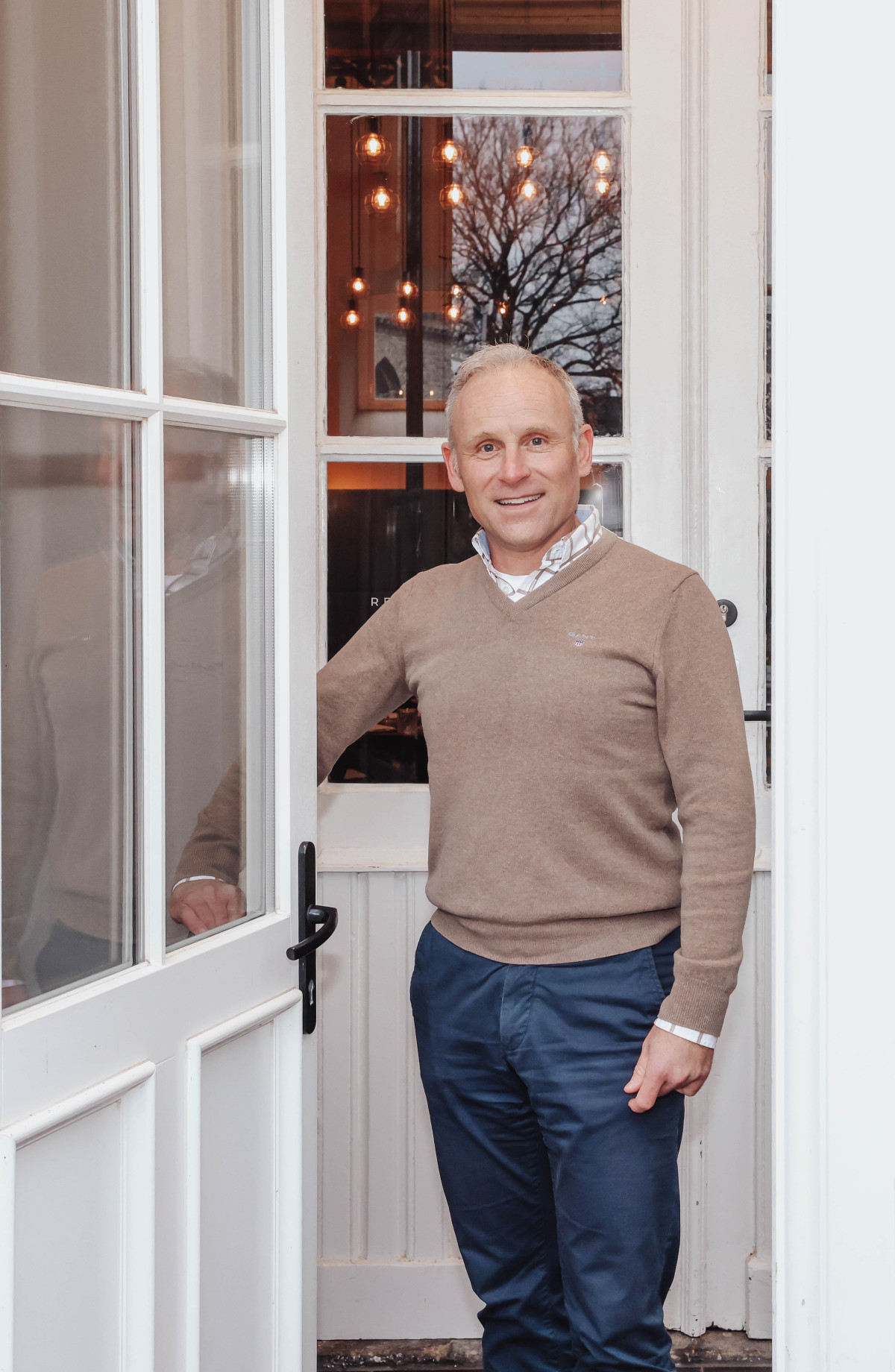 Jeroen Hendriks staand in de deuropening