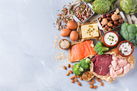 I pasti contenenti proteine ​​animali promuovono la costruzione muscolare più delle proteine ​​vegetali negli anziani